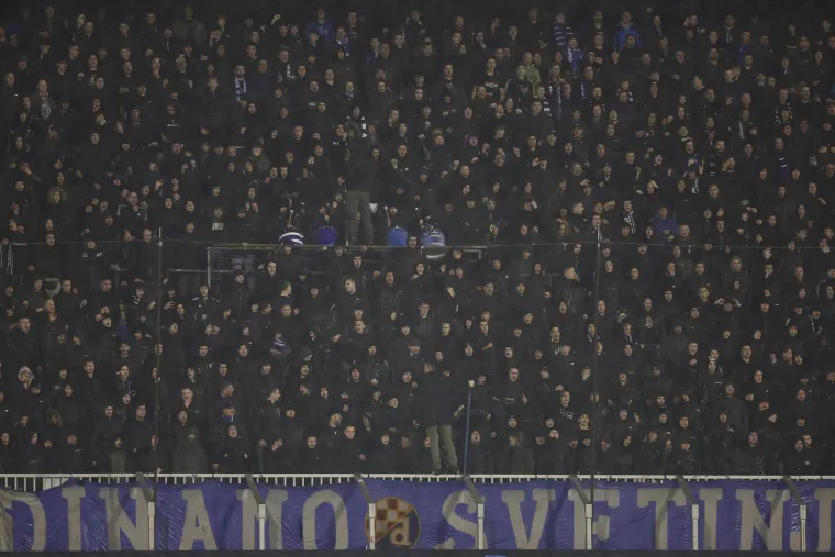Dok je Dinamo igrao ključnu utakmicu, jedan navijač privukao pažnju na ki&scaron;nom Maksimiru