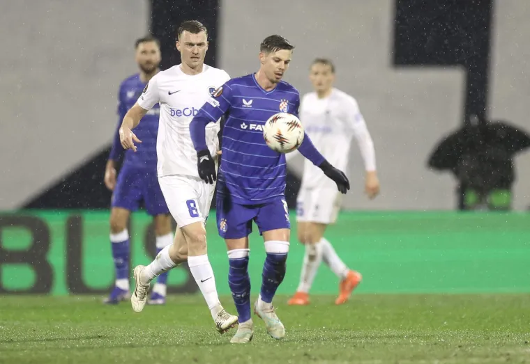 Dok je Dinamo igrao ključnu utakmicu, jedan navijač privukao pažnju na ki&scaron;nom Maksimiru