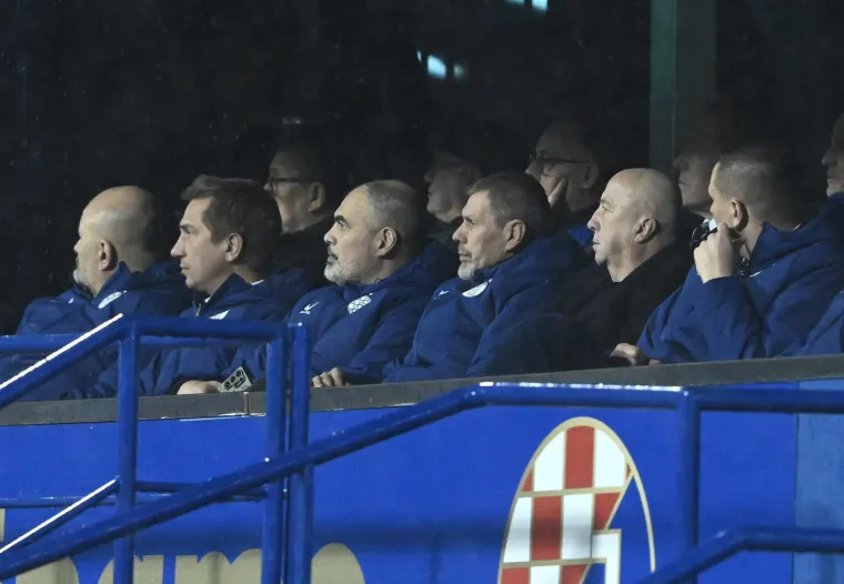 Dok je Dinamo igrao ključnu utakmicu, jedan navijač privukao pažnju na ki&scaron;nom Maksimiru