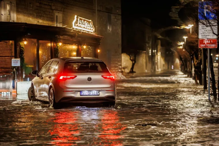 More progutalo rivu u Ka&scaron;telima, na udaru Čiovo i Split: Pogledajte posljedice nevremena