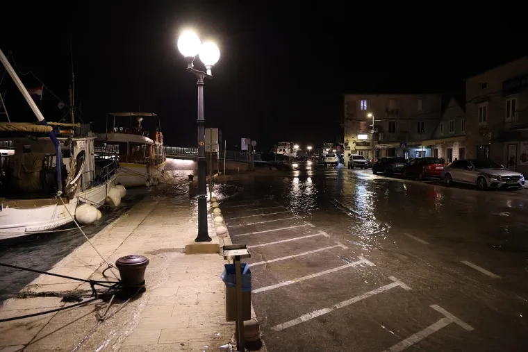 More progutalo rivu u Ka&scaron;telima, na udaru Čiovo i Split: Pogledajte posljedice nevremena