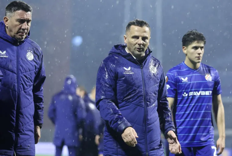 Pogledajte &scaron;to su igrači i stručni stožer Dinama napravili nakon poraza od Genka