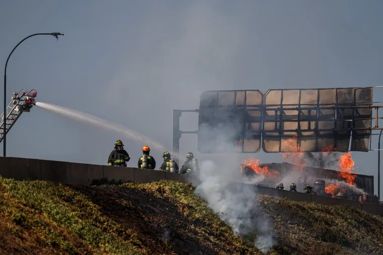 Prizori katastrofe lede krv u žilama: Cisterna eksplodirala nasred ceste, ljudi su gorili