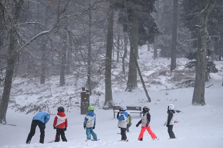 Bajkovite prizore na Sljemenu ometa vjetar: Žičara ne vozi, ali najstrastveniji skija&scaron;i su gore