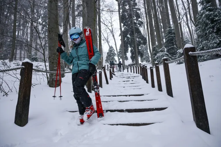Bajkovite prizore na Sljemenu ometa vjetar: Žičara ne vozi, ali najstrastveniji skija&scaron;i su gore