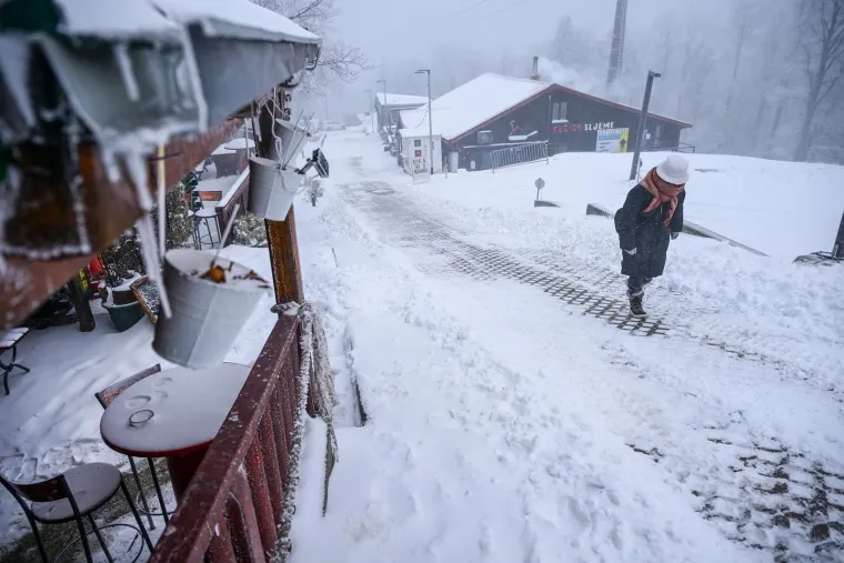 Bajkovite prizore na Sljemenu ometa vjetar: Žičara ne vozi, ali najstrastveniji skija&scaron;i su gore