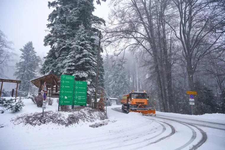 Bajkovite prizore na Sljemenu ometa vjetar: Žičara ne vozi, ali najstrastveniji skija&scaron;i su gore