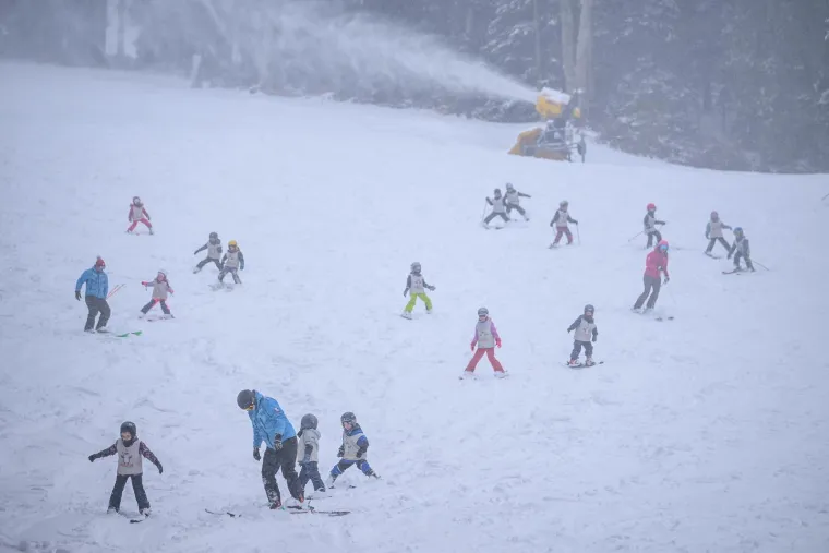 Bajkovite prizore na Sljemenu ometa vjetar: Žičara ne vozi, ali najstrastveniji skija&scaron;i su gore
