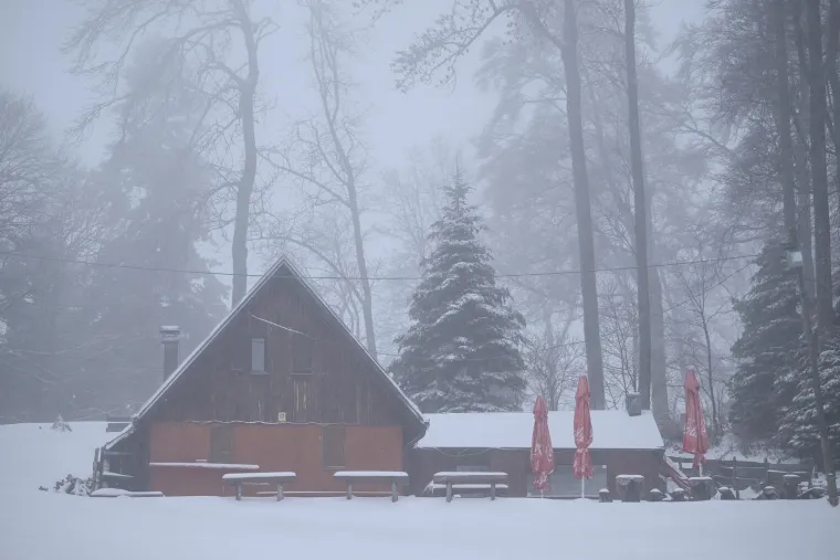 Bajkovite prizore na Sljemenu ometa vjetar: Žičara ne vozi, ali najstrastveniji skija&scaron;i su gore