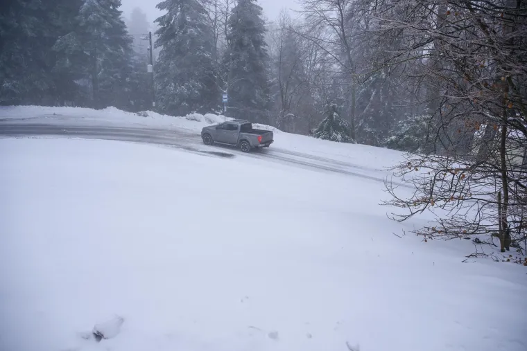 Bajkovite prizore na Sljemenu ometa vjetar: Žičara ne vozi, ali najstrastveniji skija&scaron;i su gore