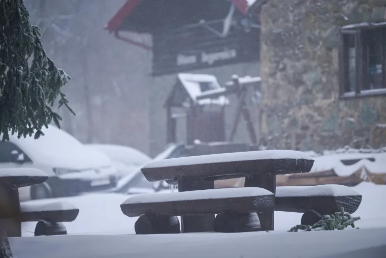 Bajkovite prizore na Sljemenu ometa vjetar: Žičara ne vozi, ali najstrastveniji skija&scaron;i su gore