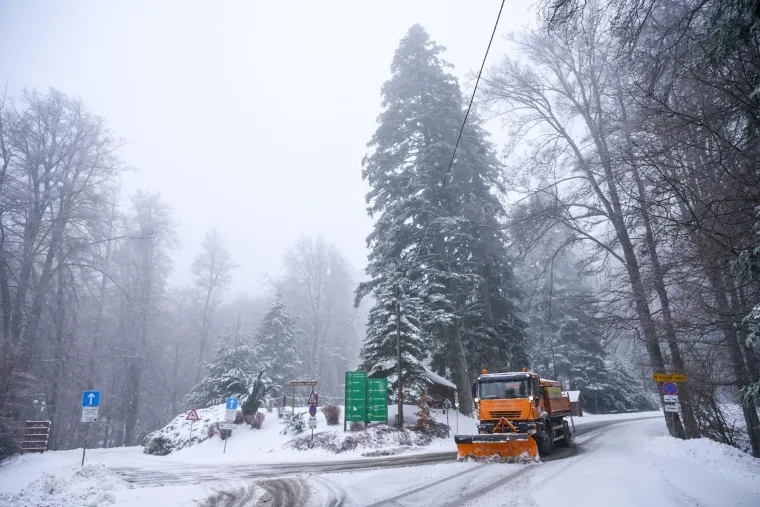 Bajkovite prizore na Sljemenu ometa vjetar: Žičara ne vozi, ali najstrastveniji skija&scaron;i su gore