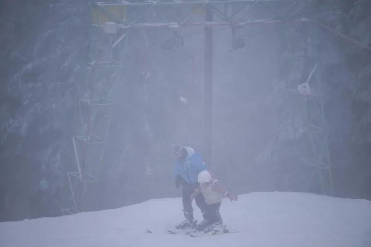 Bajkovite prizore na Sljemenu ometa vjetar: Žičara ne vozi, ali najstrastveniji skija&scaron;i su gore