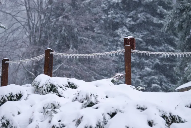 Bajkovite prizore na Sljemenu ometa vjetar: Žičara ne vozi, ali najstrastveniji skija&scaron;i su gore
