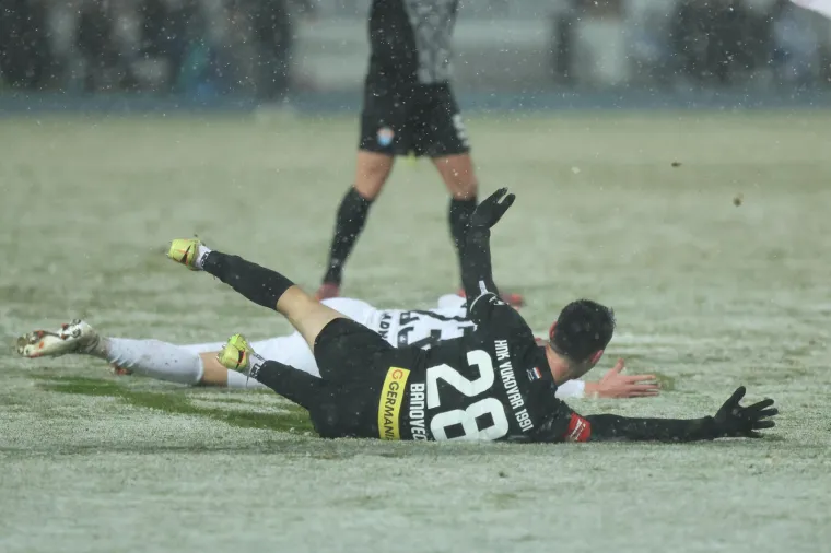 Teren je bio prekriven snijegom, a svi su ostali u čudu kad su se pojavili ovi majstori