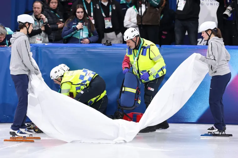 Stra&scaron;ne scene: Bri&scaron;e se krv s leda, klizaljka joj prerezala lice, dvorana zanijemila