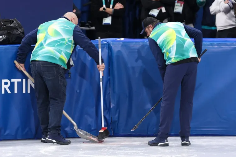 Stra&scaron;ne scene: Bri&scaron;e se krv s leda, klizaljka joj prerezala lice, dvorana zanijemila