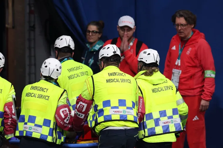 Stra&scaron;ne scene: Bri&scaron;e se krv s leda, klizaljka joj prerezala lice, dvorana zanijemila