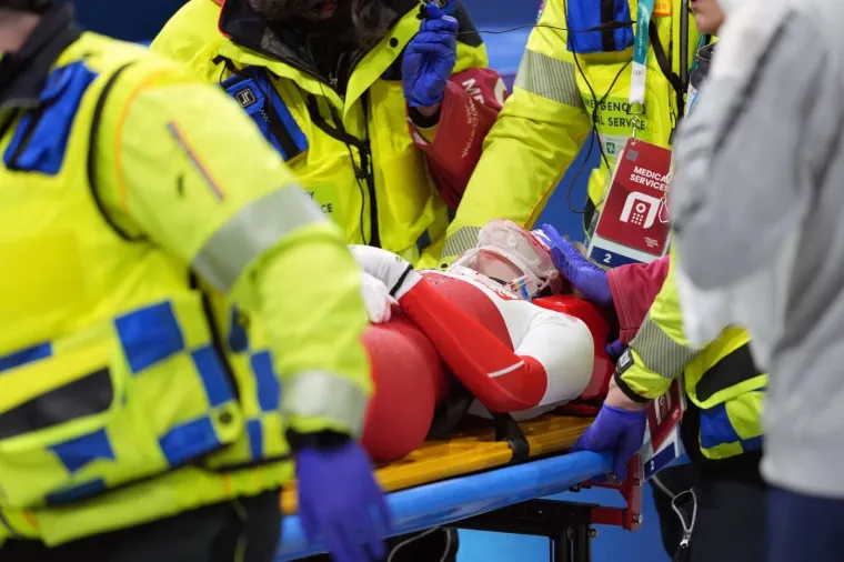 Stra&scaron;ne scene: Bri&scaron;e se krv s leda, klizaljka joj prerezala lice, dvorana zanijemila