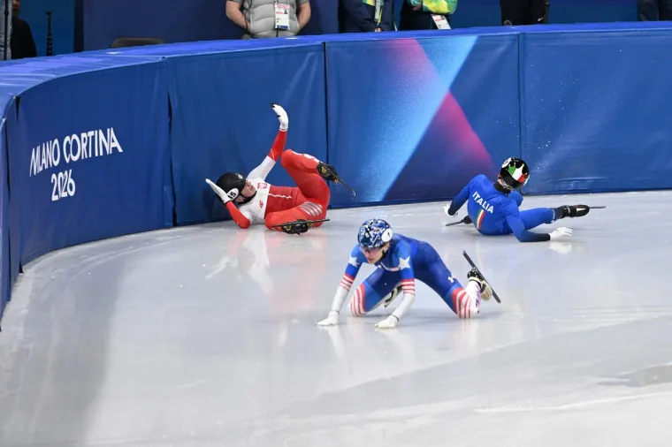 Stra&scaron;ne scene: Bri&scaron;e se krv s leda, klizaljka joj prerezala lice, dvorana zanijemila