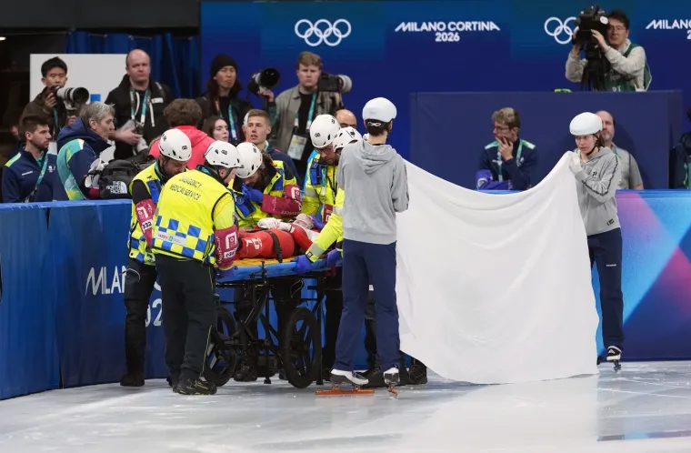 Stra&scaron;ne scene: Bri&scaron;e se krv s leda, klizaljka joj prerezala lice, dvorana zanijemila