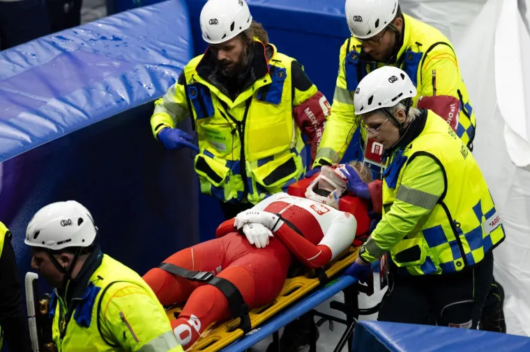 Stra&scaron;ne scene: Bri&scaron;e se krv s leda, klizaljka joj prerezala lice, dvorana zanijemila