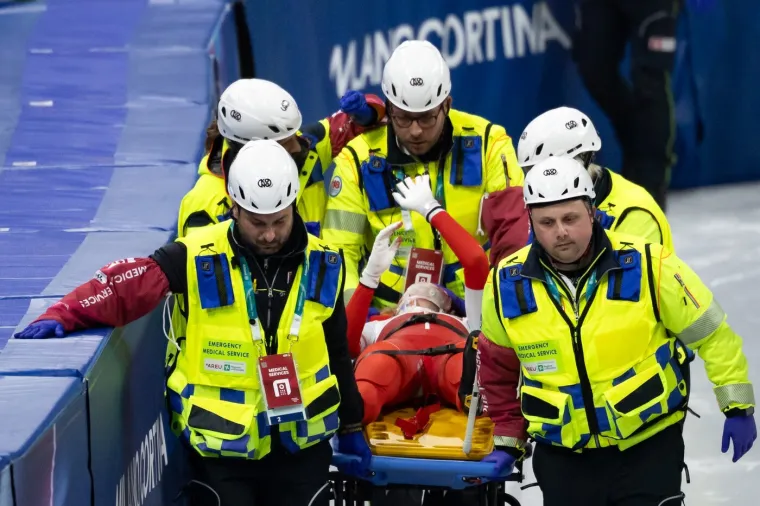 Stra&scaron;ne scene: Bri&scaron;e se krv s leda, klizaljka joj prerezala lice, dvorana zanijemila