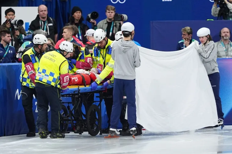 Stra&scaron;ne scene: Bri&scaron;e se krv s leda, klizaljka joj prerezala lice, dvorana zanijemila