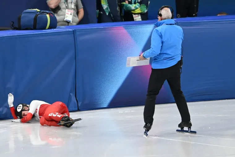 Stra&scaron;ne scene: Bri&scaron;e se krv s leda, klizaljka joj prerezala lice, dvorana zanijemila