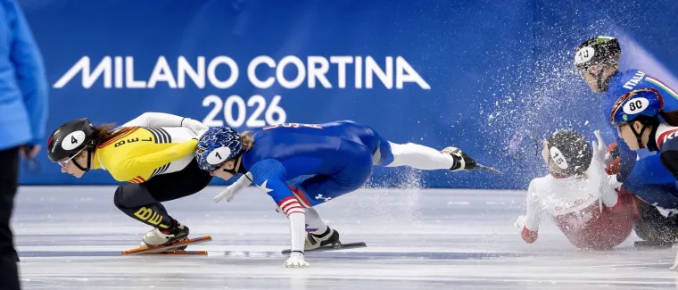 Stra&scaron;ne scene: Bri&scaron;e se krv s leda, klizaljka joj prerezala lice, dvorana zanijemila