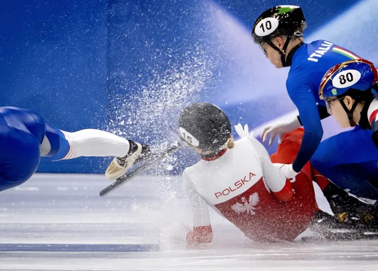 Stra&scaron;ne scene: Bri&scaron;e se krv s leda, klizaljka joj prerezala lice, dvorana zanijemila