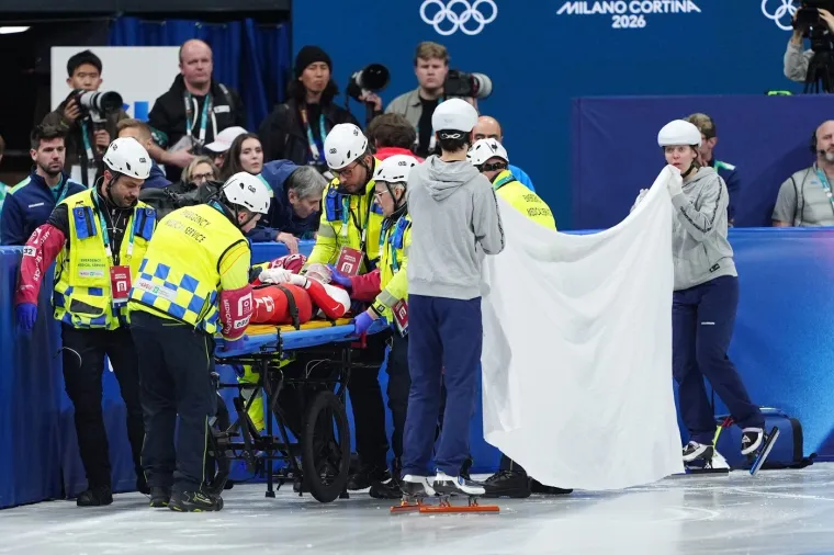Stra&scaron;ne scene: Bri&scaron;e se krv s leda, klizaljka joj prerezala lice, dvorana zanijemila