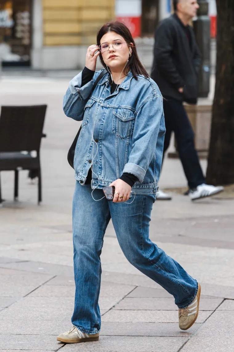 Usred sivila zablistala u vatreno crvenom kaputu: Poznata brineta oživjela riječko Korzo