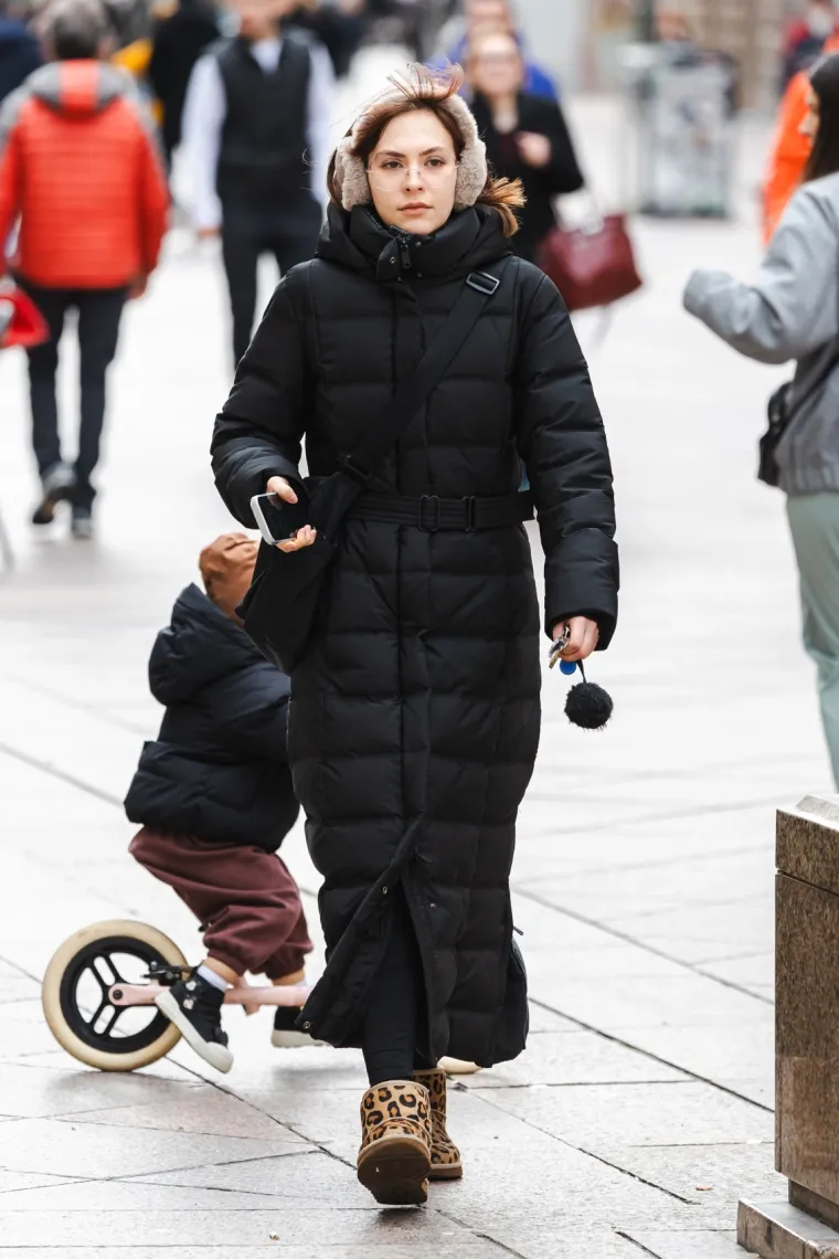 Usred sivila zablistala u vatreno crvenom kaputu: Poznata brineta oživjela riječko Korzo