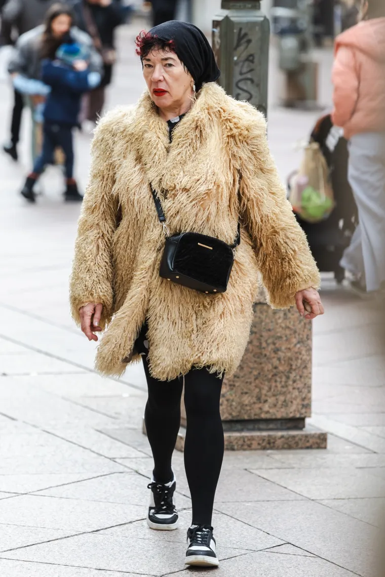 Usred sivila zablistala u vatreno crvenom kaputu: Poznata brineta oživjela riječko Korzo