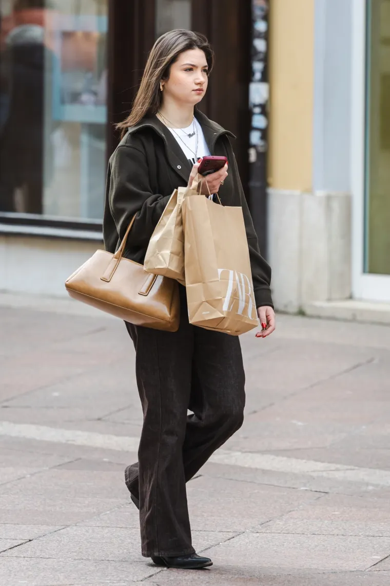 Usred sivila zablistala u vatreno crvenom kaputu: Poznata brineta oživjela riječko Korzo