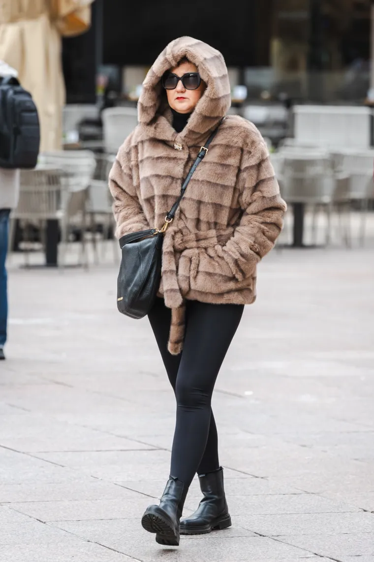 Usred sivila zablistala u vatreno crvenom kaputu: Poznata brineta oživjela riječko Korzo