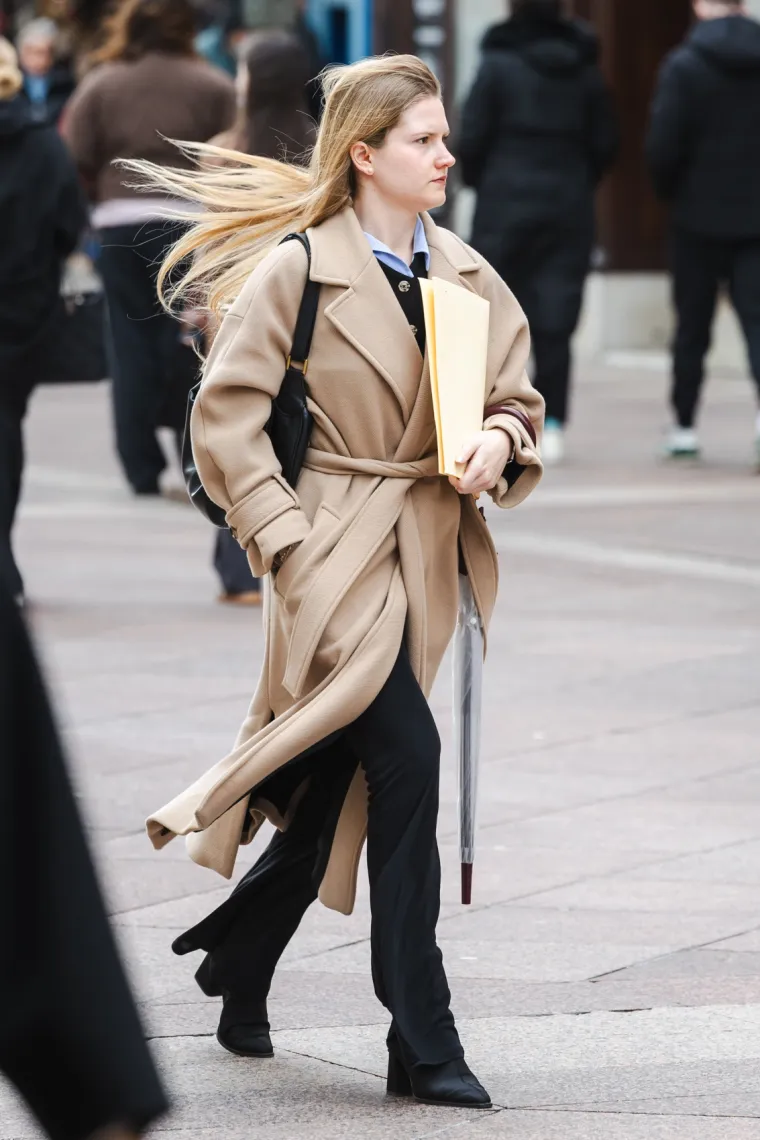 Usred sivila zablistala u vatreno crvenom kaputu: Poznata brineta oživjela riječko Korzo