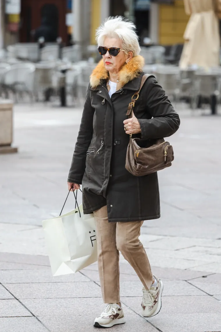 Usred sivila zablistala u vatreno crvenom kaputu: Poznata brineta oživjela riječko Korzo