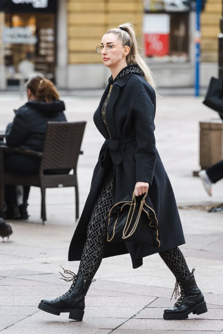 Usred sivila zablistala u vatreno crvenom kaputu: Poznata brineta oživjela riječko Korzo