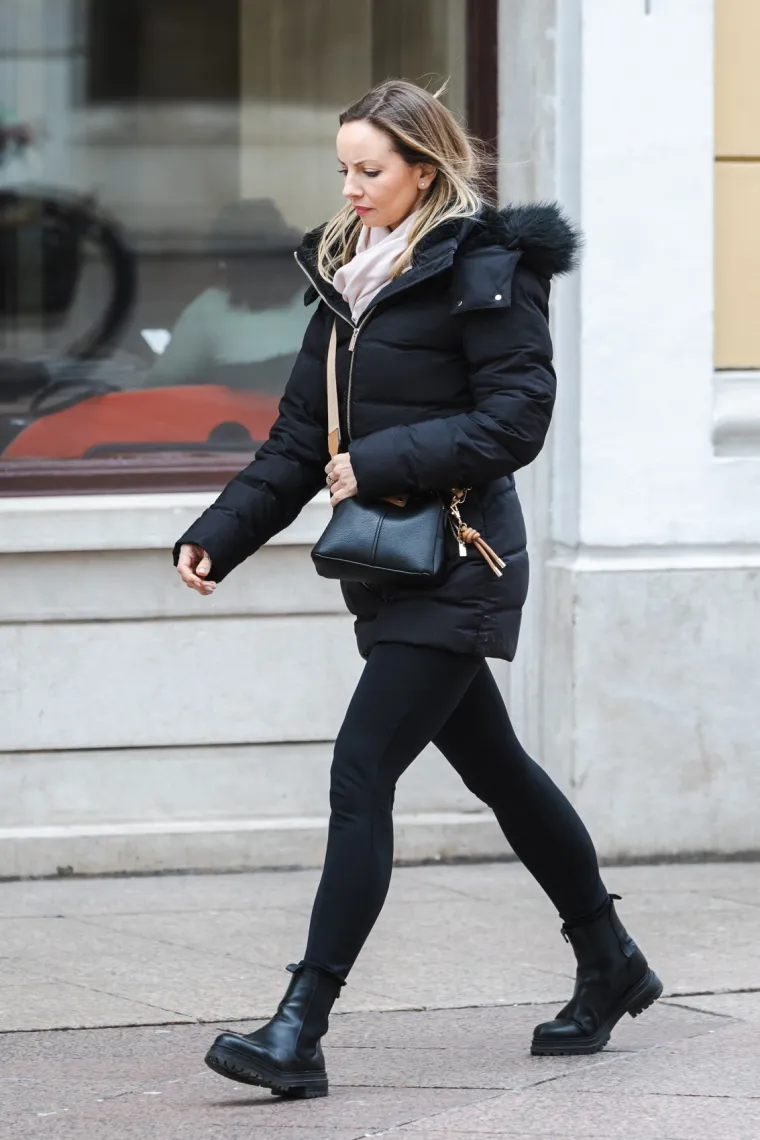 Usred sivila zablistala u vatreno crvenom kaputu: Poznata brineta oživjela riječko Korzo