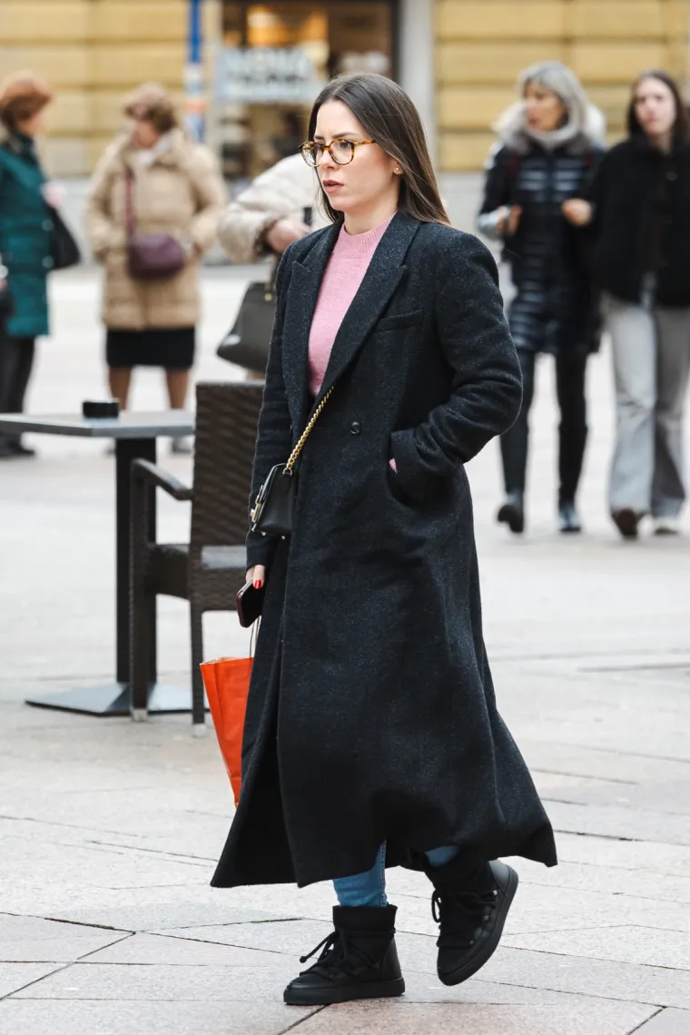 Usred sivila zablistala u vatreno crvenom kaputu: Poznata brineta oživjela riječko Korzo