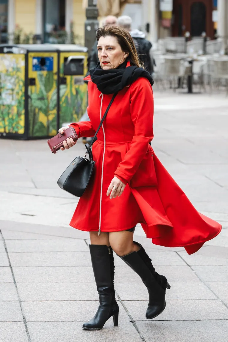 Usred sivila zablistala u vatreno crvenom kaputu: Poznata brineta oživjela riječko Korzo