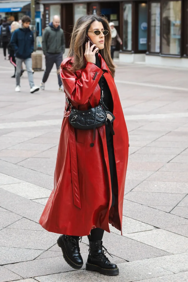 Usred sivila zablistala u vatreno crvenom kaputu: Poznata brineta oživjela riječko Korzo