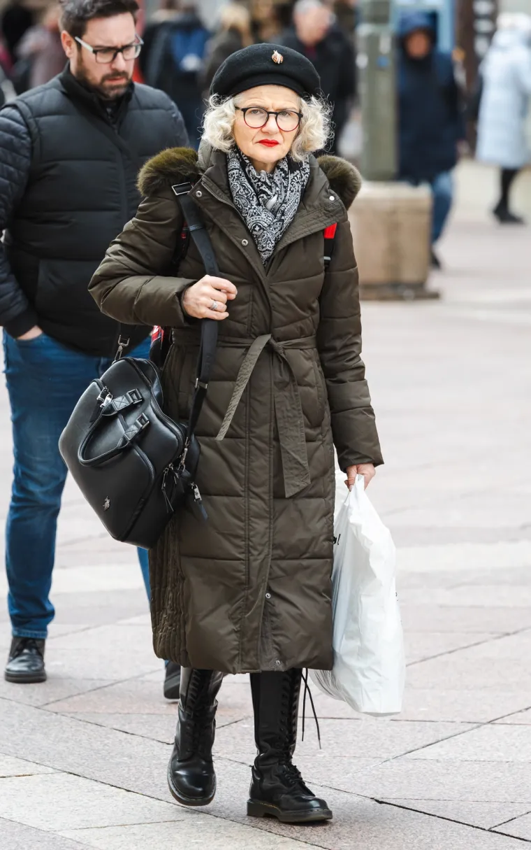 Usred sivila zablistala u vatreno crvenom kaputu: Poznata brineta oživjela riječko Korzo