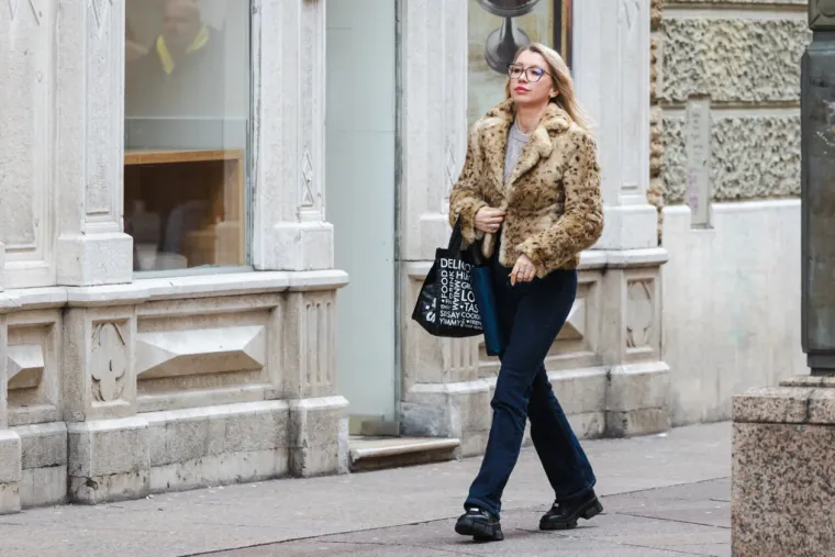 Usred sivila zablistala u vatreno crvenom kaputu: Poznata brineta oživjela riječko Korzo