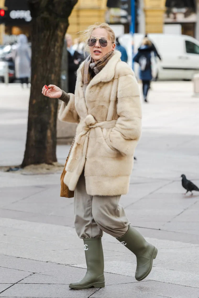 Usred sivila zablistala u vatreno crvenom kaputu: Poznata brineta oživjela riječko Korzo