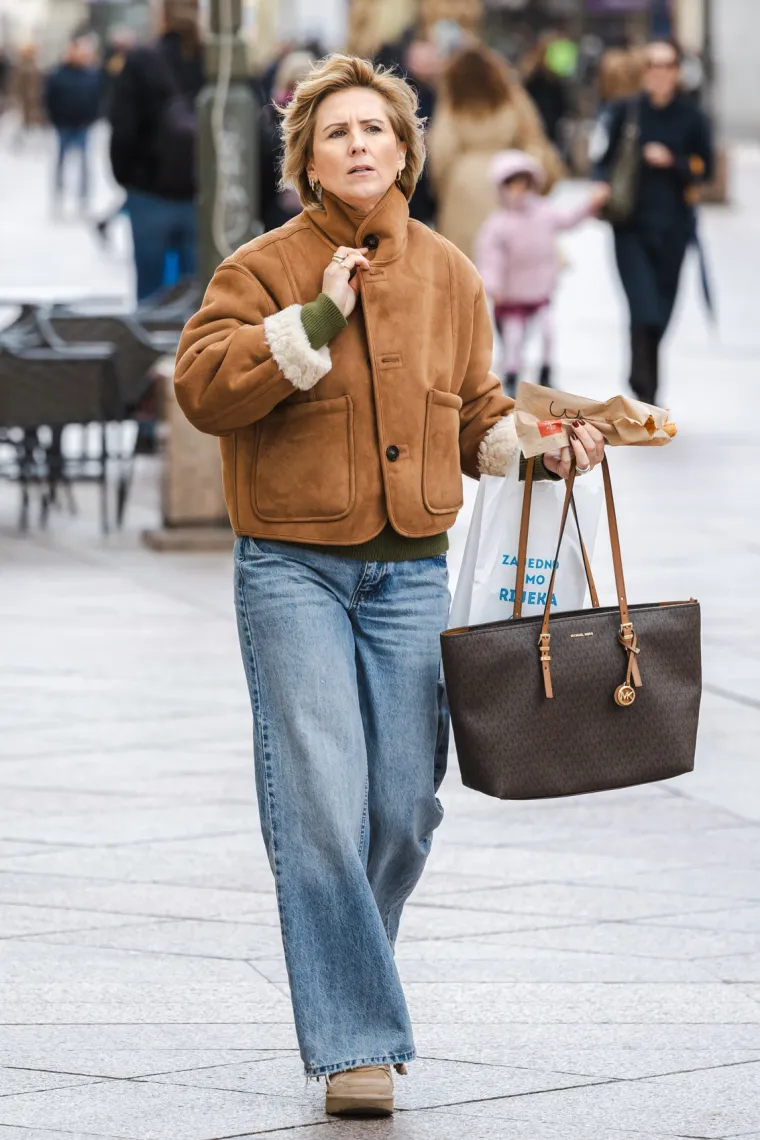 Usred sivila zablistala u vatreno crvenom kaputu: Poznata brineta oživjela riječko Korzo