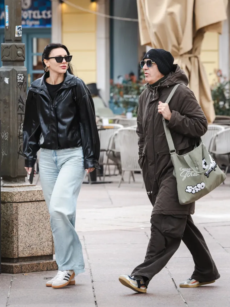 Usred sivila zablistala u vatreno crvenom kaputu: Poznata brineta oživjela riječko Korzo