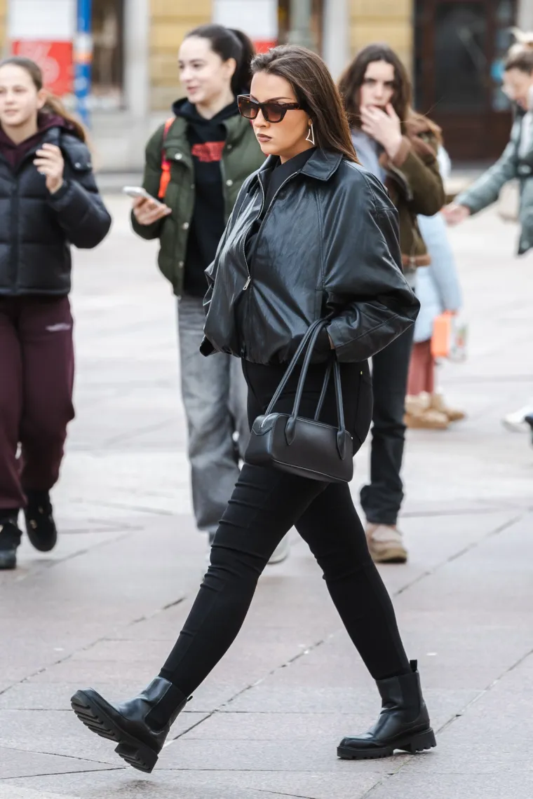 Usred sivila zablistala u vatreno crvenom kaputu: Poznata brineta oživjela riječko Korzo